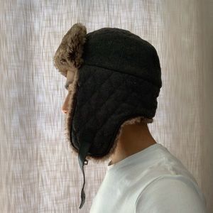 Men’s snow hat with imitation fur.